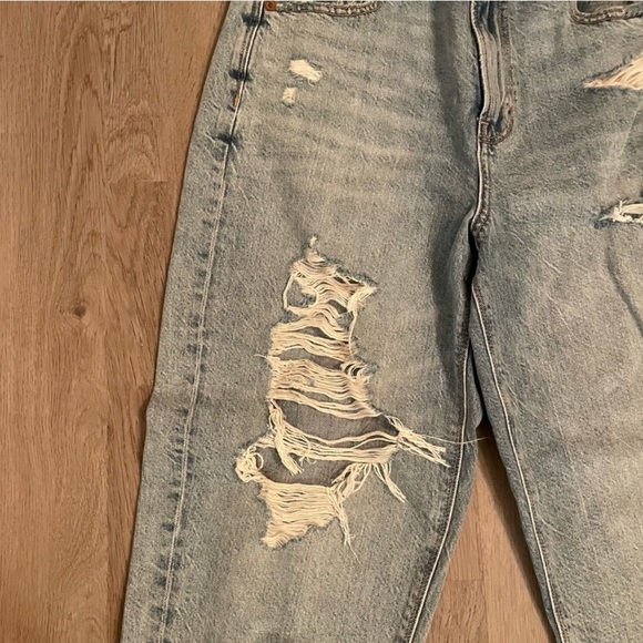 American Eagle Distressed Mom Jean 🌻 - Picture 2 of 5